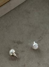 Load image into Gallery viewer, Pearl earrings