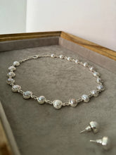 Load image into Gallery viewer, Pearl earrings