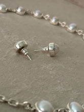 Load image into Gallery viewer, Pearl earrings