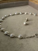 Load image into Gallery viewer, Pearl earrings
